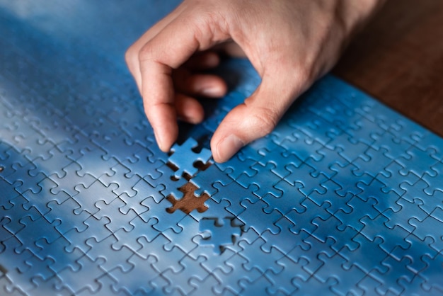 Das letzte Stück Puzzle-Konzept für Lösungen und Vervollständigung