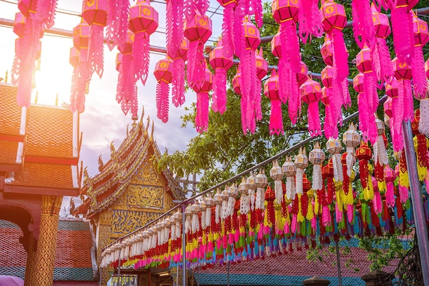 Das Licht der schönen Lanna-Lampenlaterne sind Laternen im nördlichen thailändischen Stil im Loi Krathong oder Yi Peng Festival im Wat Phra That Hariphunchai ist ein buddhistischer Tempel in Lamphun Thailand