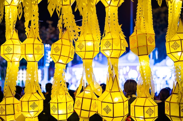 Das Licht des schönen bunten Lanna-Lampenpapierlaternen-Hintergrundmusters sind Laternen im nördlichen thailändischen Stil in Chiang Mai ThailandVollmond der 12. Monat Berühmt sein