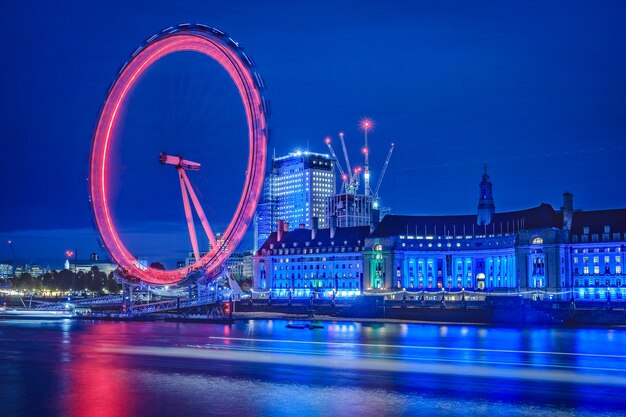 Das Londoner Auge bei Nacht ist ein spektakulärer Anblick, London, Großbritannien