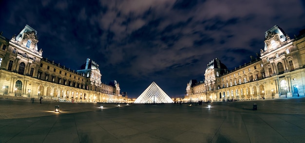 Das Louvre-Museum bei Nacht in Paris