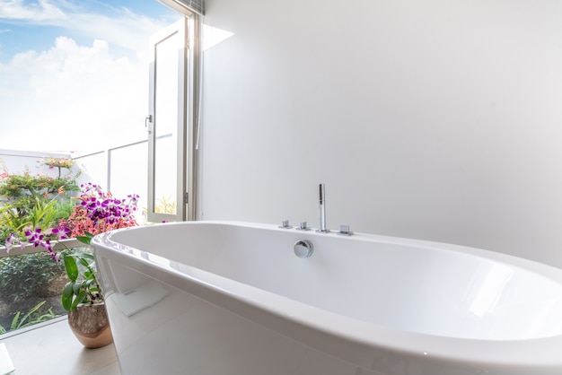 Das luxuriöse Badezimmer verfügt über eine Badewanne mit Blumen