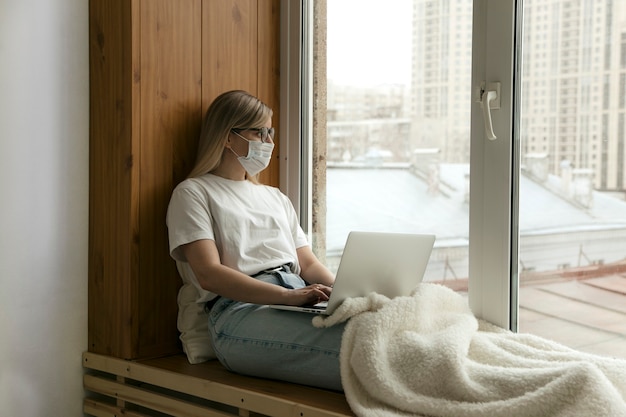 das mädchen arbeitet zu hause an der isolierung