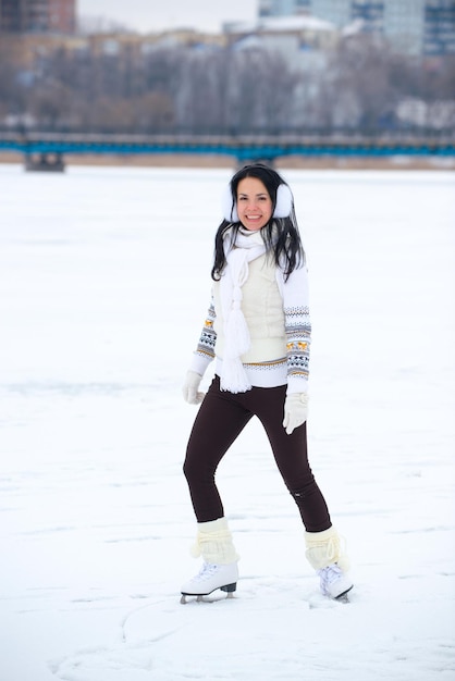 Das Mädchen auf dem Eislaufen auf dem See in Donetsk