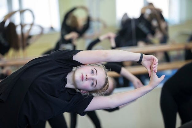 Das Mädchen beschäftigt sich mit Fitness-Choreographie-Unterricht