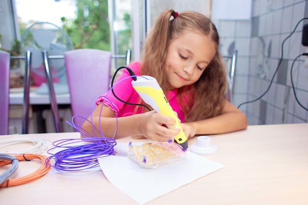 Das Mädchen erstellt Spielzeug mit einem 3D-Stift. Moderne Kinderanimation. Erstellung von volumetrischen Objekten. Zeichnen im 3D-Raum