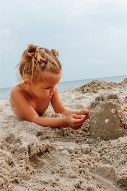 Das Mädchen formt Sandperlen