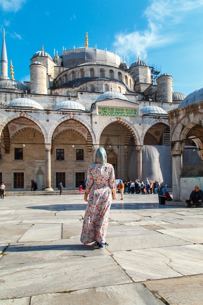 Das Mädchen genießt die Aussicht auf die prächtige Blaue Moschee