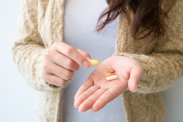 Das Mädchen hält die Medizin in der Hand. Medizin- und Gesundheitskonzepte