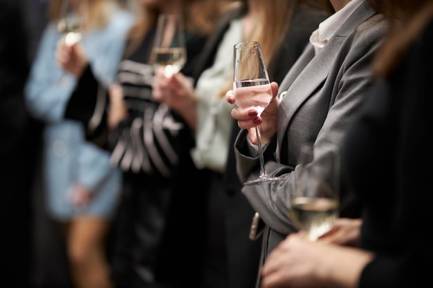 Das Mädchen hält ein Glas in der Hand. Champagner. Eine Feier