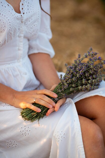Das Mädchen hält einen Strauß duftenden Lavendels in ihren Händen