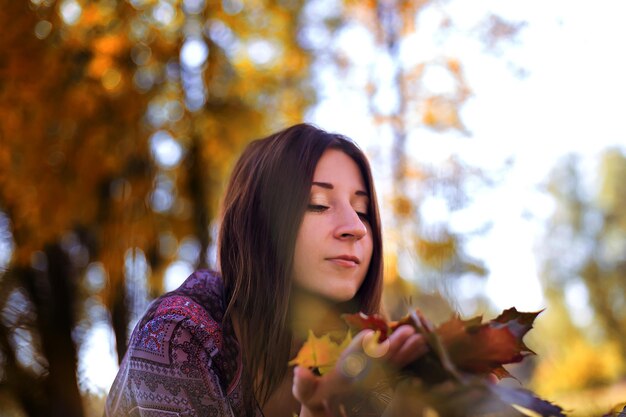 Das Mädchen hautnah im Herbstlaub