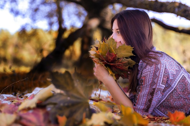 Das Mädchen hautnah im Herbstlaub