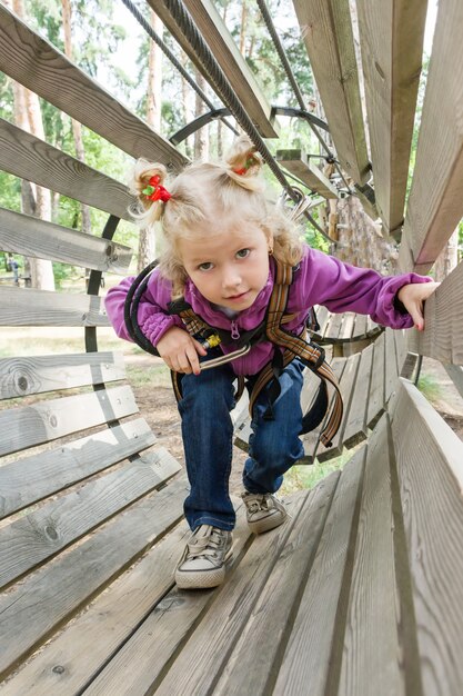 Das Mädchen im Abenteuer, das Hochseilpark klettert