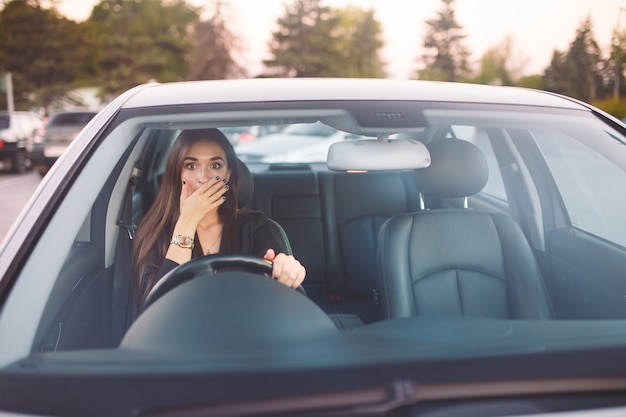 Das Mädchen im Auto ist im Stau.