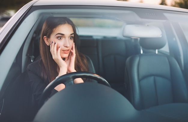 Das Mädchen im Auto ist im Stau.