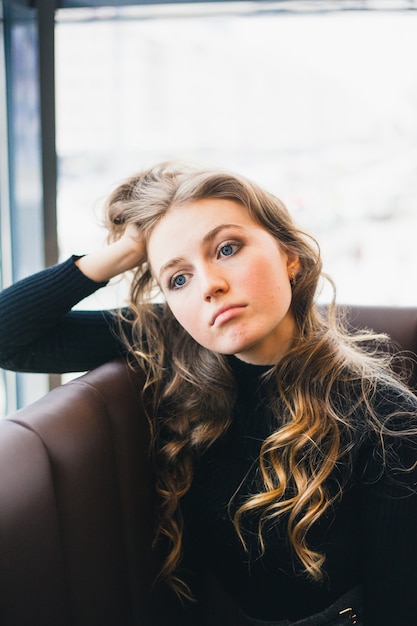 Foto das mädchen im café, eine studentin oder ein manager, trifft sich mit freunden in cafés, kaffee und kaffeepause