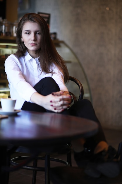 Das Mädchen im Café frühstückt in Paris