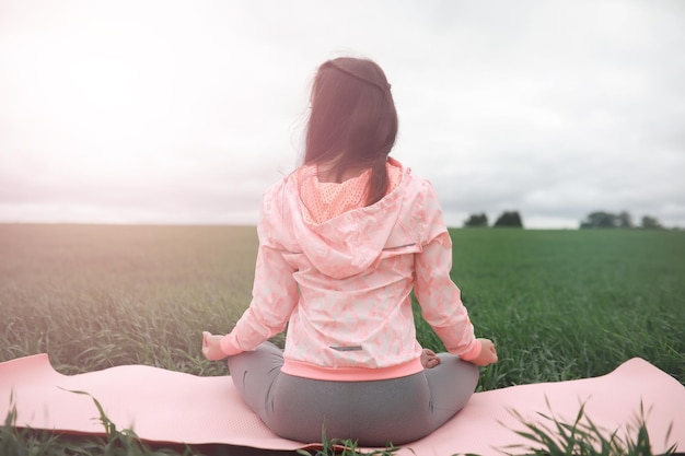 Das Mädchen im Yoga im Freien