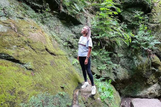 Das Mädchen in der Dante-Schlucht befindet sich in einem Ferienpark am Rande der Stadt Goryachy Klyuch Russland 2021