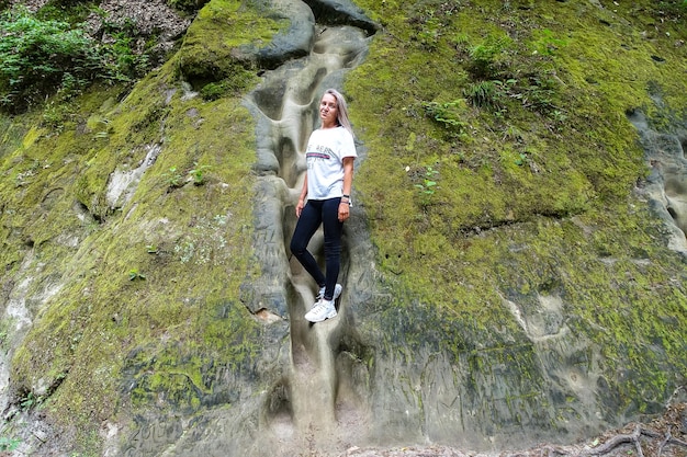 Das Mädchen in der Dante-Schlucht befindet sich in einem Ferienpark am Rande der Stadt Goryachy Klyuch Russland 2021