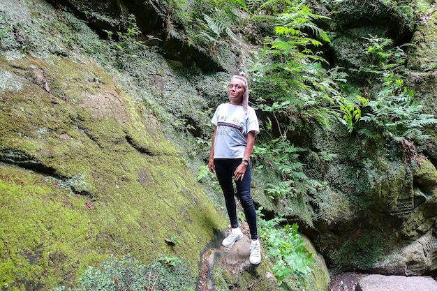 Das Mädchen in der Dante-Schlucht befindet sich in einem Ferienpark am Rande der Stadt Goryachy Klyuch Russland 2021