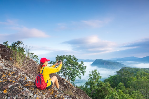 Das Mädchen in der Jacke steht auf dem Berg