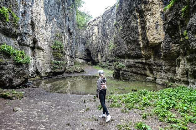 Das Mädchen in der Steinschüssel-Schlucht Eine Schlucht in den Bergen der Landschaftsnatur von Dagestan Russland