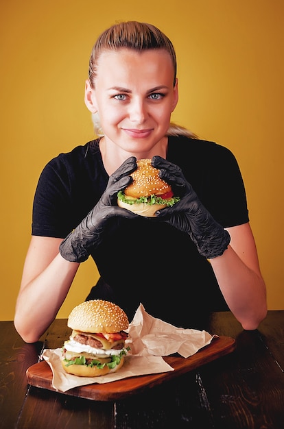 Das Mädchen isst einen Burger