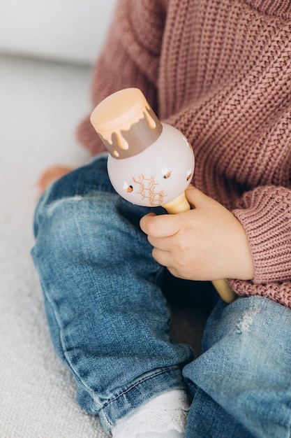 Das Mädchen lernt Farben, indem es mit farbigen menschlichen Holzfiguren spielt und sie in Becher der entsprechenden Farbe legt. Das Kind ist glücklich, dass es die Aufgabe richtig erledigt hat