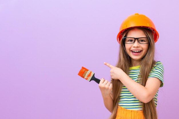 Das Mädchen macht Reparaturen im Schlafzimmer. Planung der Renovierung im Kinderzimmer.