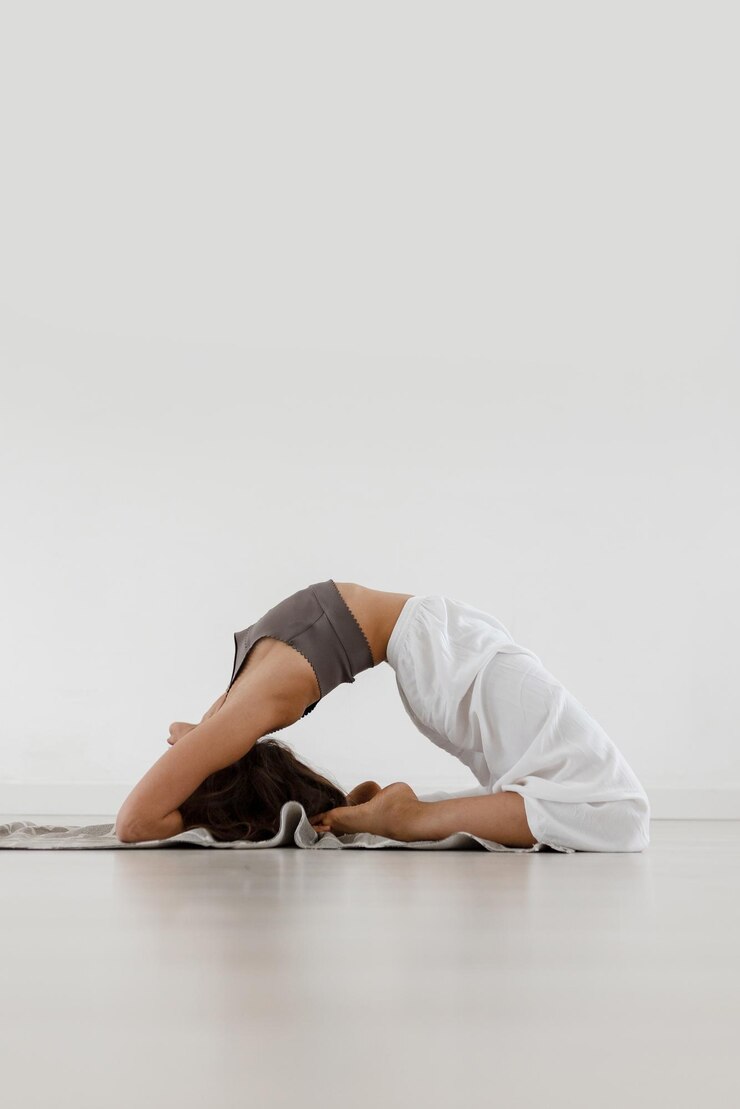 Foto das mädchen macht yoga heimtraining das mädchen steht in der bridge-pose