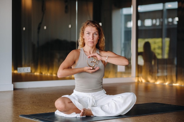 Das Mädchen macht Yoga und befindet sich in einem Zustand der Meditation Das Konzept eines gesunden Lebensstils