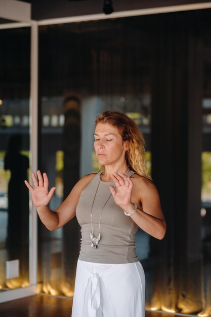 Das Mädchen macht Yoga und befindet sich in einem Zustand der Meditation Das Konzept eines gesunden Lebensstils