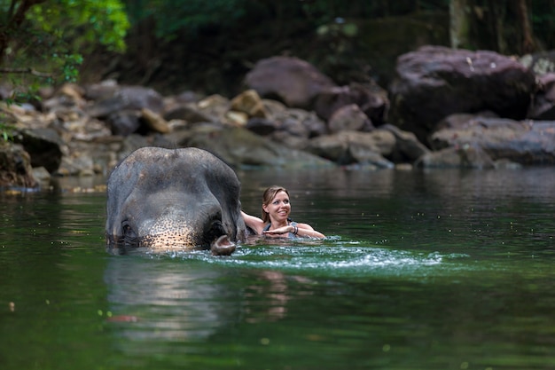 Das Mädchen mit dem Elefanten im Wasser