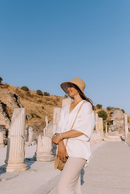 Das Mädchen mit dem Hut reist im Ephesus-Museum