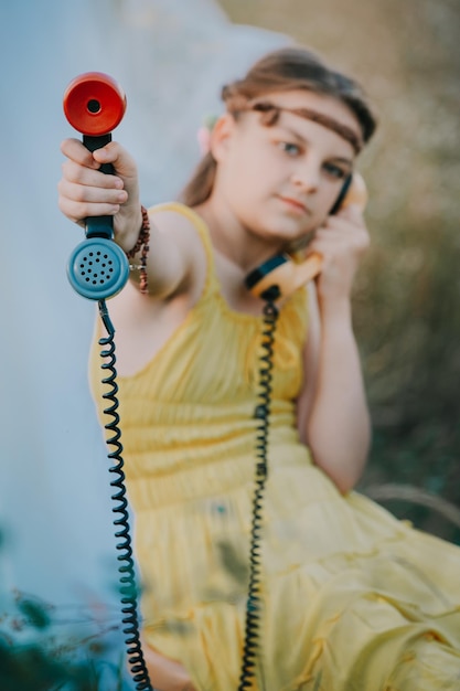 Das Mädchen ruft am Telefon an