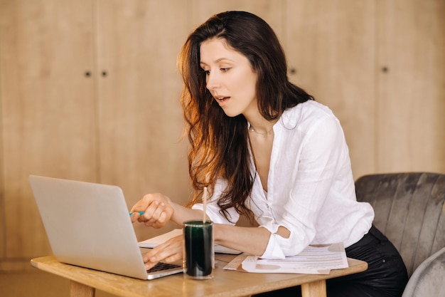 Das Mädchen sitzt an einem Schreibtisch im Büro und arbeitet