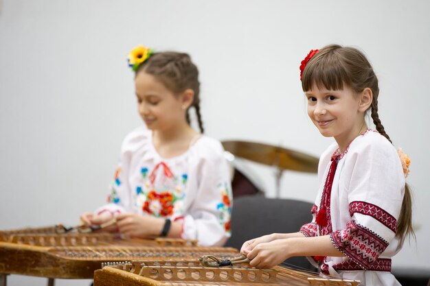 Das Mädchen spielt das ethnische Instrument Dulcimer