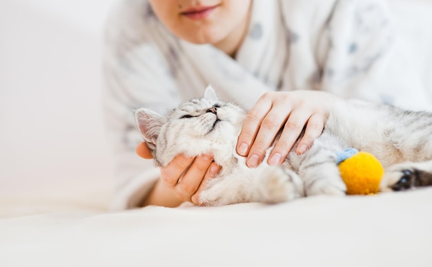 Das Mädchen spielt mit einer Katze