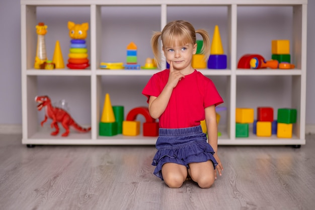 Das Mädchen spielt zu Hause, im Kindergarten oder im Kindergarten mit Spielzeug. Entwicklung des Kindes.