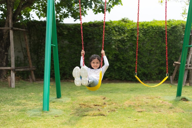 Das Mädchen spielte fröhlich im Garten