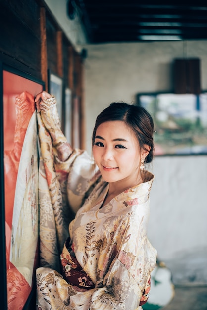 Das Mädchen süß mit japanischen Yukata