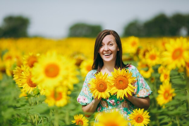 Das Mädchen trägt Sonnenblumenblüten auf ihre Brust