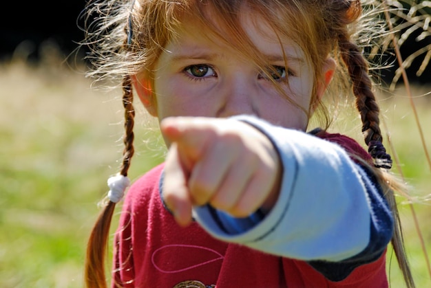 Foto das mädchen zeigt mit dem finger direkt