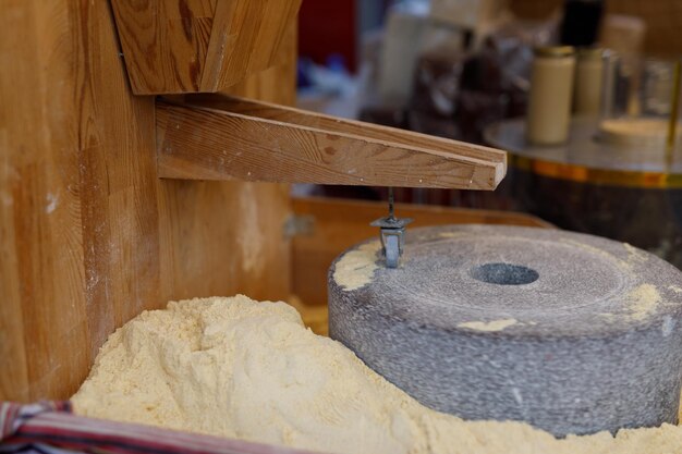 Foto das mahlen von getreide zu frischem mehl auf dem örtlichen markt