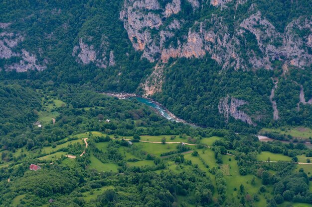 Das malerische Dorf liegt inmitten der tiefen Schlucht