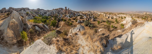 Das malerische Panorama von Kappadokien bei Sonnenuntergang erstaunliche Truthahnberge und große Felsformationen ...