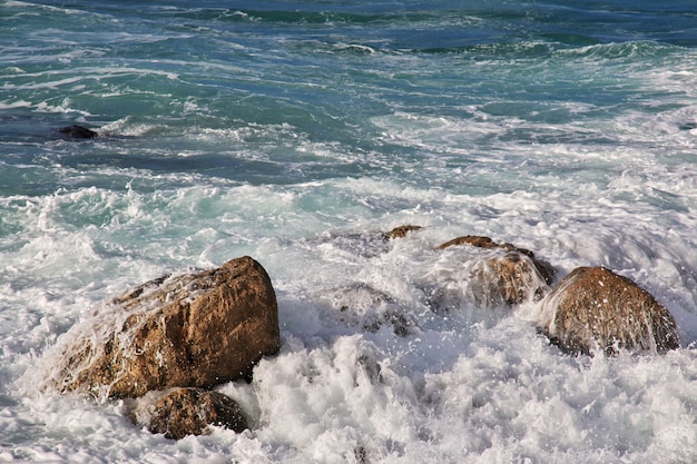 Das Meer in Byblos, alte römische Ruinen im Libanon