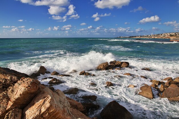 Das Meer in Byblos, alte römische Ruinen im Libanon